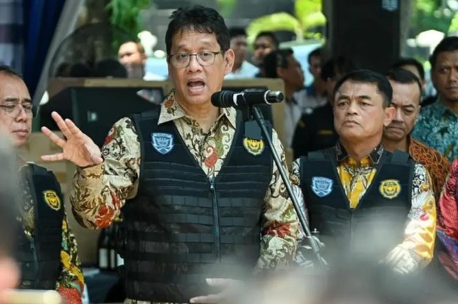 
					Menteri Keuangan Ancam Pecat Oknum Bea Cukai yang Nongkrong di Saat Jam Kerja