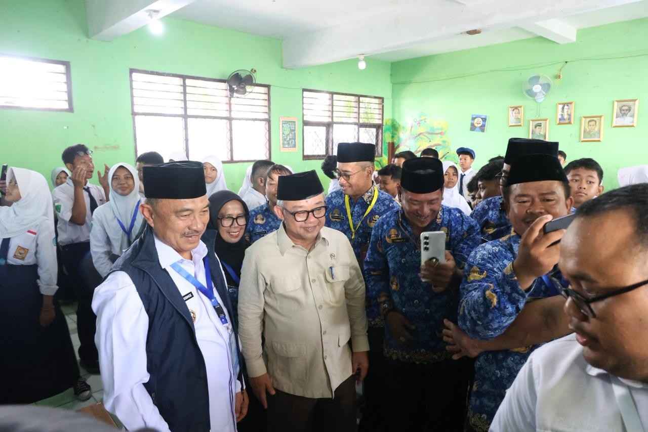 Digitalisasi Pembelajaran, Presiden RI Berikan 16 Smart Board Ke SMPN 4 Bekasi
