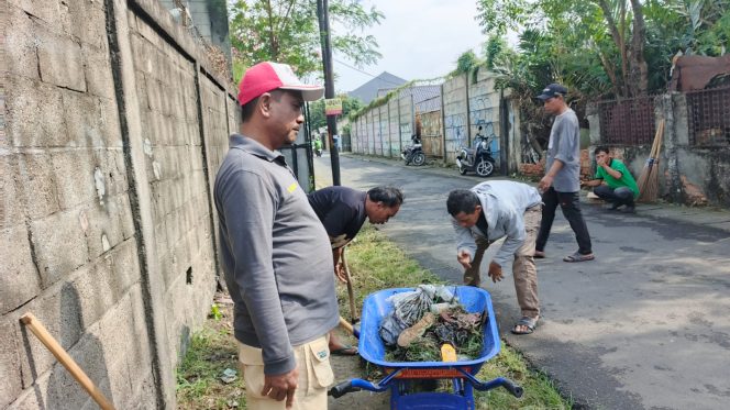 
					Antisipasi Banjir, Warga Gotong-Royong Bersih-Bersih Lingkungan 