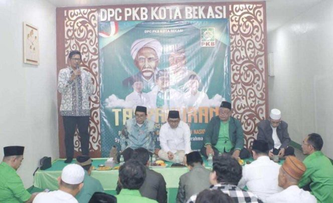 
					Foto: Dewan Pimpinan Cabang (DPC) Partai Kebangkitan Bangsa (PKB) Kota Bekasi menggelar acara tasyakuran, dialog, dan doa bersama dalam rangka menyambut penganugerahan gelar pahlawan nasional kepada dua tokoh besar, yaitu K.H. Abdurrahman Wahid (Gus Dur) dan Syaikhona Kholil Bangkalan