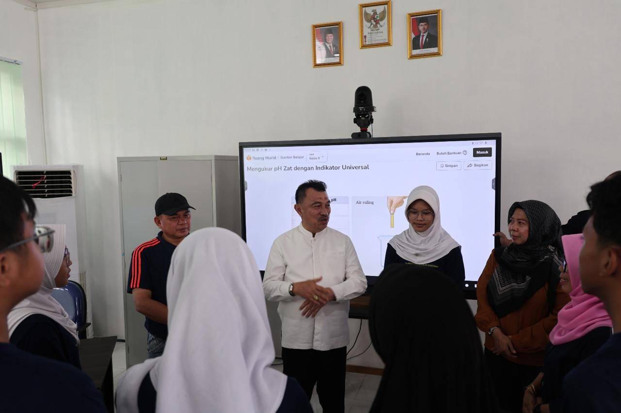 Sambut Presiden Prabowo, Wakil Wali Kota Tinjau Kesiapan SMPN 4 Bekasi