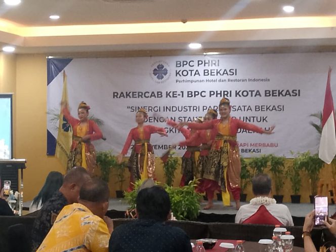 
					Siswi SDN Bekasijaya 5 Pukau Peserta Rakercab PHRI