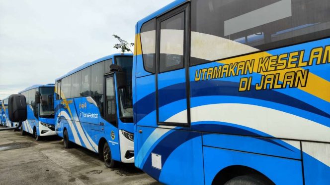 
					Puluhan Bus Transpatriot MangkraK di Area KIR Bekasi