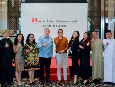 FOTO: Fabrice Mini – Regional Director of Operations and Development, Santa Rismauli – Group Manager Digital
Marketing, and Harshanty Kaloko – Regional Director Public Relations and Promotion, Tomy Yovan
Andriansyah – General Manager Swiss-Belhotel Karawang and the HOD Team of Swiss-Belhotel Karawang.

