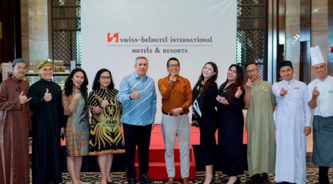 FOTO: Fabrice Mini – Regional Director of Operations and Development, Santa Rismauli – Group Manager Digital
Marketing, and Harshanty Kaloko – Regional Director Public Relations and Promotion, Tomy Yovan
Andriansyah – General Manager Swiss-Belhotel Karawang and the HOD Team of Swiss-Belhotel Karawang.
