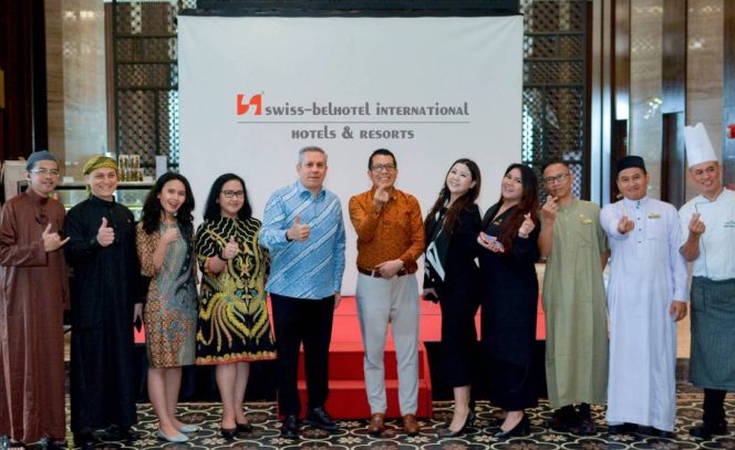 
					FOTO: Fabrice Mini – Regional Director of Operations and Development, Santa Rismauli – Group Manager Digital
Marketing, and Harshanty Kaloko – Regional Director Public Relations and Promotion, Tomy Yovan
Andriansyah – General Manager Swiss-Belhotel Karawang and the HOD Team of Swiss-Belhotel Karawang.
