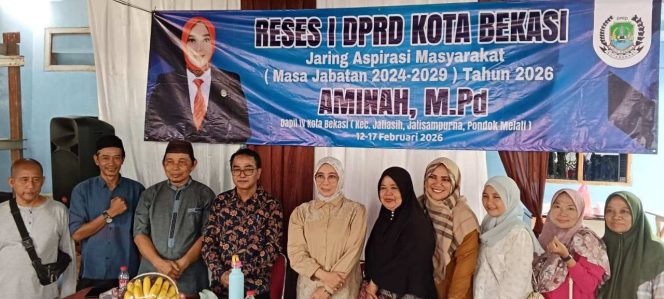 
					FOTO: Anggota DPRD Kota Bekasi dari Fraksi PAN, Aminah, menyerap aspirasi warga RW 07, Kelurahan Jatiluhur, Kecamatan Jatiasih