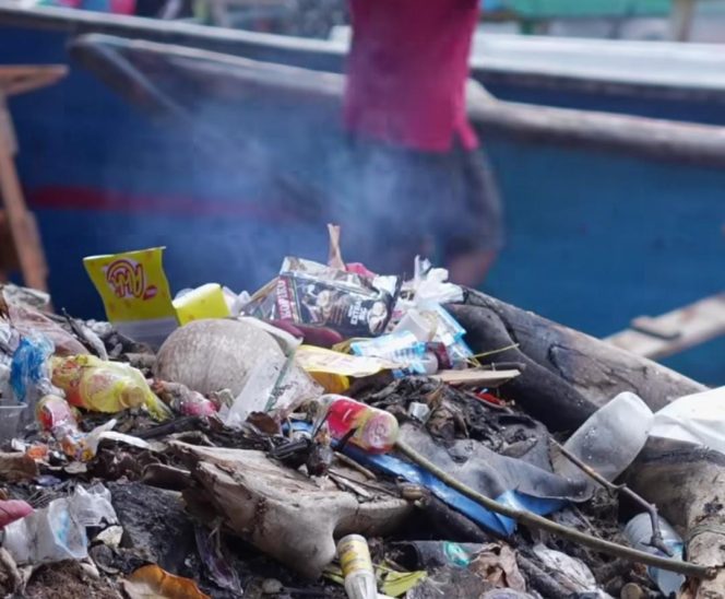 
					Darurat Sampah Plastik: Ekonomi Pesisir di Ujung Tanduk, Bank Sampah Garda Terdepan