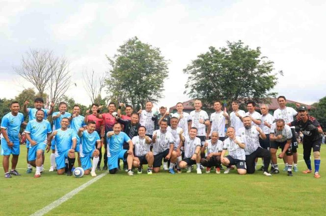 
					Dedi Mulyadi Maen Bola Bareng Usai Resmikan Ruang Terbuka di Padurenan Bekasi