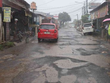 FOTO: Penampakan di Jalan Caringin, Kelurahan Mustikasari, Kecamatan Mustikajaya, Kota Bekasi, Rusak Parah 