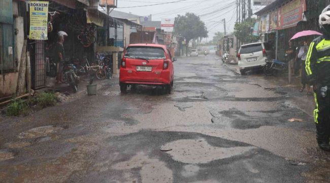 FOTO: Penampakan di Jalan Caringin, Kelurahan Mustikasari, Kecamatan Mustikajaya, Kota Bekasi, Rusak Parah 