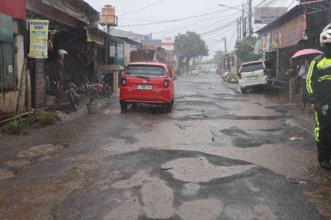 
					FOTO: Penampakan di Jalan Caringin, Kelurahan Mustikasari, Kecamatan Mustikajaya, Kota Bekasi, Rusak Parah 