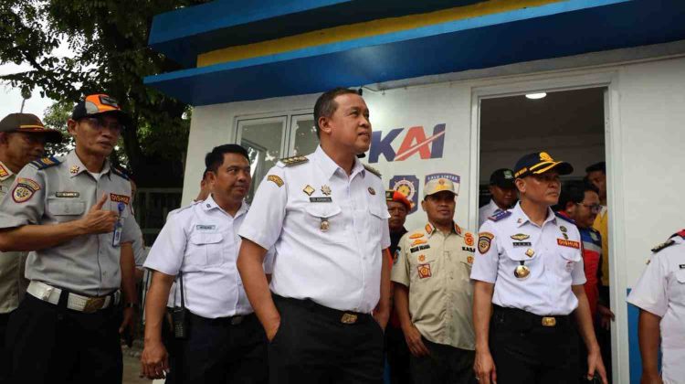 FOTO: Wali Kota Bekasi, Tri Adhianto Tinjau Penataan Infrastruktur JPO di Jalan Juanda Stasiun Bekasi 