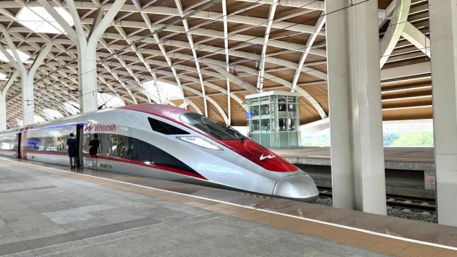 
					FOTO: Kereta Cepat Whoosh 