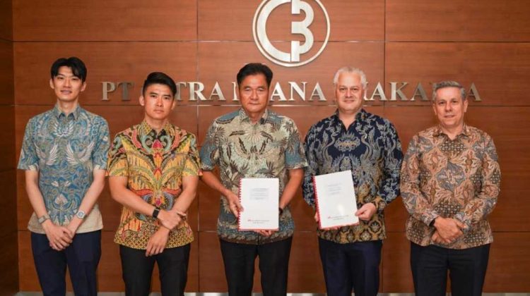 FOTO: dari kiri: Director of PT Dewi Citra Kencana dan PT. Tritunas Sinar Benua - Mr Tommy Ho, Commissioner PT. Tritunas Sinar Benua - Mr Jimmi Ho, Pemilik Māua Kapal Kecil by Swiss-Belhotel dan Villa Riahi by Swiss-Belhotel - Bapak Hartono, Swiss-Belhotel International Executive Director and Senior Vice President of Information Technology, Ecommerce and Distribution - Mr Matthew Faull, Regional Director of Operations and Development for Indonesia - Mr Fabrice Mini.