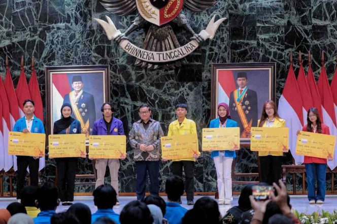 
					FOTO: Gubernur DKI Jakarta Pramono Anung bersama Forum Orientasi Penerima Baru Kartu Jakarta Mahasiswa Unggul (KJMU) Tahap II Tahun 2025 di Balai Kota Jakarta