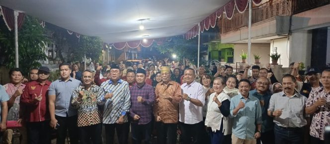 
					FOTO: Anggota DPRD Kota Bekasi dari Fraksi PDIP, Anim Imamuddin bersama warga RW 10 Kelurahan Jatisari, Kecamatan Jatiasih
