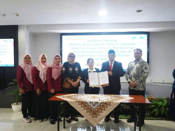 
					FOTO: Serah terima jabatan pimpinan di lingkungan Rumah Sakit Umum Daerah (RSUD) Jatisampurna. Jabatan Direktur  resmi beralih dari drg. Anastasia Happy Sumanti, MARS kepada Pelaksana Tugas (Plt.) Direktur yang baru, Dwi Sudarwanto, AMK, SKM.