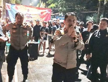 FOTO: Kapolsek Jatiasih AKP Marganda Siahaan turun langsung memantau jalannya acara.