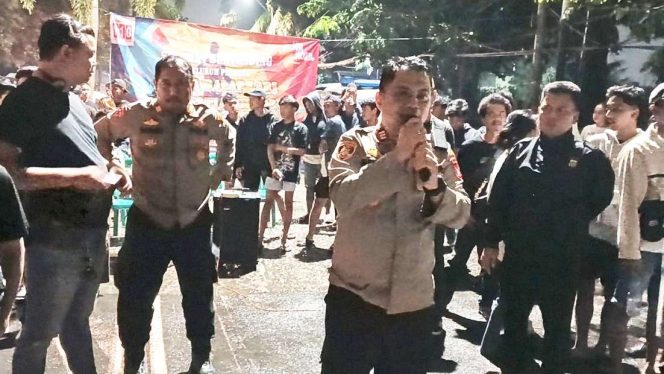 
					FOTO: Kapolsek Jatiasih AKP Marganda Siahaan turun langsung memantau jalannya acara.