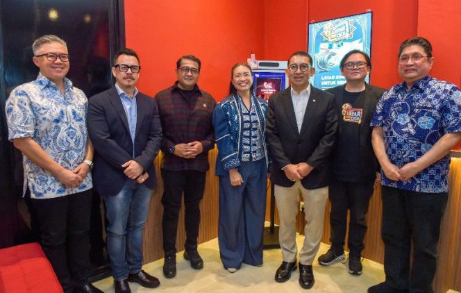 
					FOTO: Menteri Ekonomi Kreatif/Kepala Badan Ekonomi Kreatif (Ekraf) mengapresiasi kolaborasi Layar Digi bersama minimarket dalam menghadirkan inovasi layar alternatif melalui micro cinema