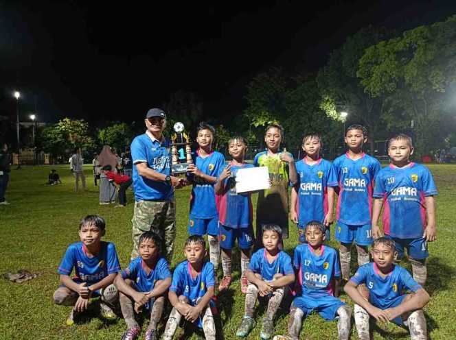 
					Coach Tajuddin Memberikan Piala Juara 1 Kepada GAMA FA Malang