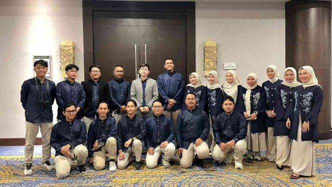 
					FOTO: Hyper Mega Shipping (HMS) beserta jajaran manajemen, mitra bisnis, serta seluruh staf.