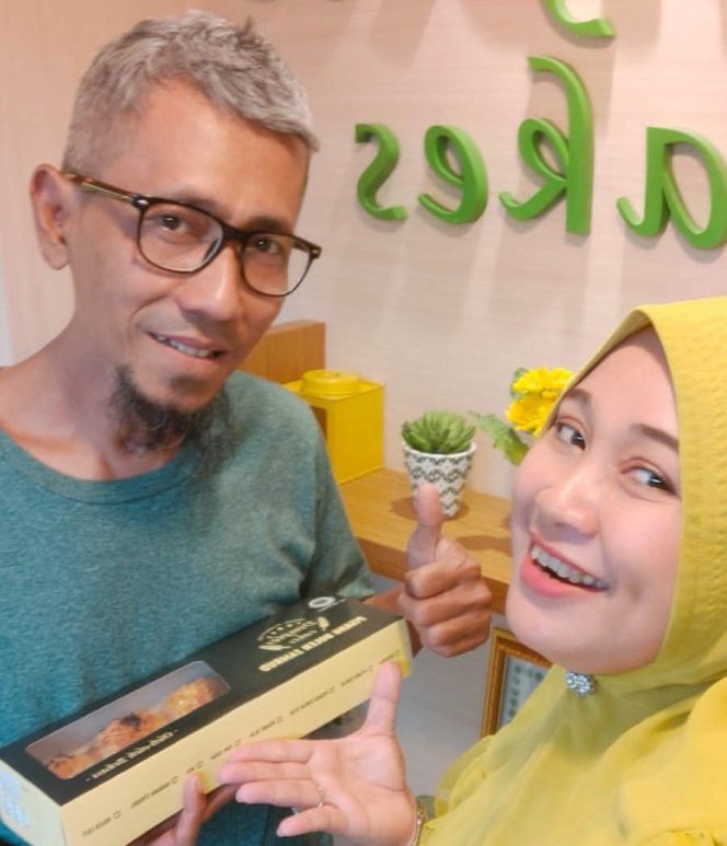 
					FOTO: Siti Komariah, pemilik Dimples Cake Bolen