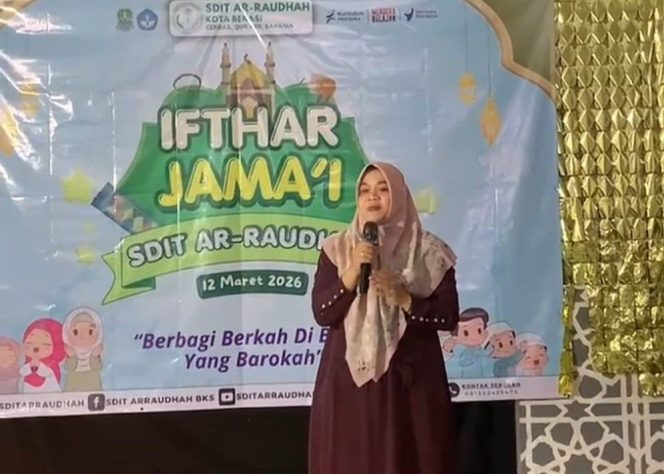 
					FOTO: ‎Kepala Sekolah SDIT Ar-Raudhah, Iis,