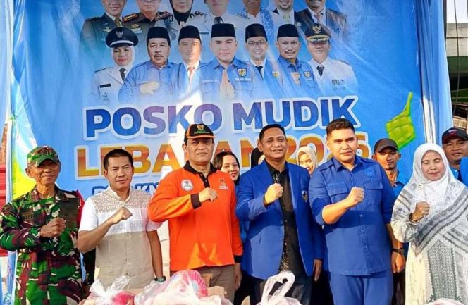 
					FOTO: Peresmian posko mudik  dirangkaikan dengan aksi sosial pembagian 1.000 paket takjil gratis kepada para pengendara 