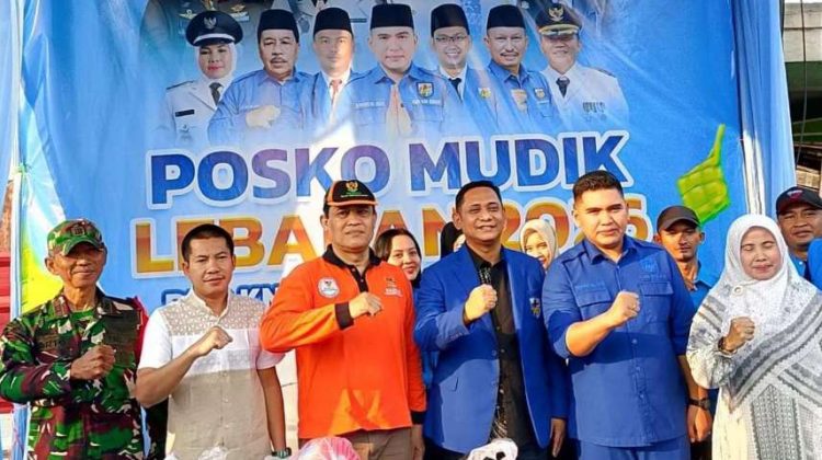 FOTO: Peresmian posko mudik  dirangkaikan dengan aksi sosial pembagian 1.000 paket takjil gratis kepada para pengendara 