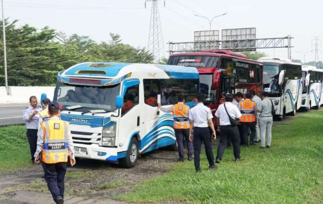 
					Rampcheck Jagorawi, 16 Bus Dilarang Beroperasi Tidak Laik Jalan