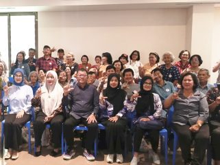 FOTO: dr. Dhea Carientania Eryanti, Dokter Umum IGD dan Bangsal RS Karunia Kasih bersama Kabid DPPKB Kota Bekasi, Dr. Johny Timbul Pardomuan, M.Si, serta Sekolah Lansia Kasih untuk Negeri.