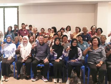 FOTO: dr. Dhea Carientania Eryanti, Dokter Umum IGD dan Bangsal RS Karunia Kasih bersama Kabid DPPKB Kota Bekasi, Dr. Johny Timbul Pardomuan, M.Si, serta Sekolah Lansia Kasih untuk Negeri.