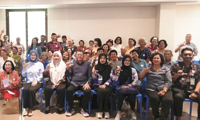 
					FOTO: dr. Dhea Carientania Eryanti, Dokter Umum IGD dan Bangsal RS Karunia Kasih bersama Kabid DPPKB Kota Bekasi, Dr. Johny Timbul Pardomuan, M.Si, serta Sekolah Lansia Kasih untuk Negeri.