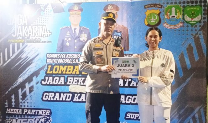 
					FOTO: Kepala Kepolisian Sektor (Polsek) Bekasi Selatan, Kompol DR. Dedi Herdiana, SH, MH, Bersama Peserta Lomba Lari 