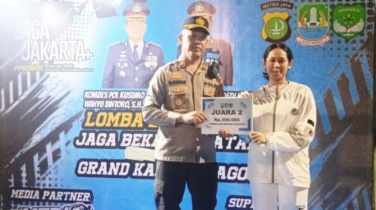 FOTO: Kepala Kepolisian Sektor (Polsek) Bekasi Selatan, Kompol DR. Dedi Herdiana, SH, MH, Bersama Peserta Lomba Lari 