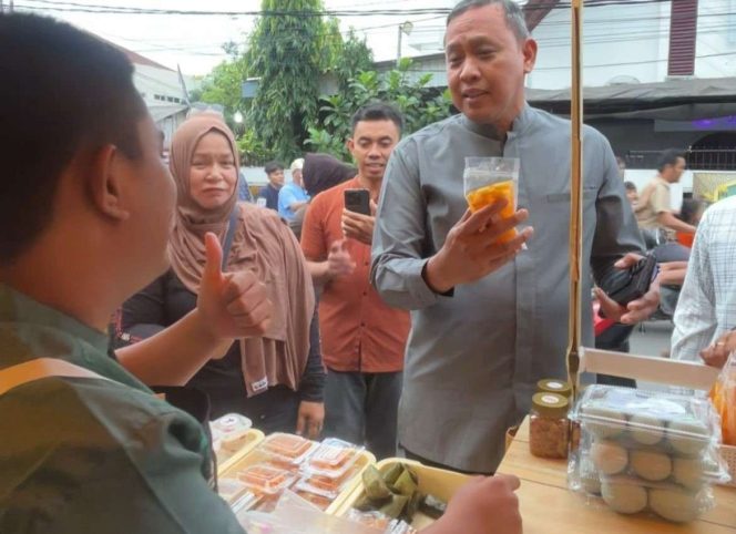 
					FOTO: Wali Kota Tri Adhianto Borong Dagangan Takjil Siswa SLB di Bekasi Jual Takjil