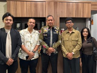 Keterangan FOTO: Wali Kota Bekasi, Tri Adhianto, Pendiri Specteve, Muhammad Calvin, serta Tokoh Muda Kota Bekasi, Jeffry Hendratmo