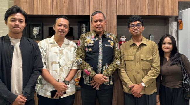 Keterangan FOTO: Wali Kota Bekasi, Tri Adhianto, Pendiri Specteve, Muhammad Calvin, serta Tokoh Muda Kota Bekasi, Jeffry Hendratmo
