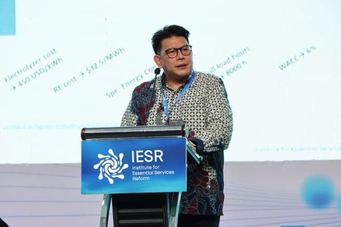 
					IESR Sebut Permendagri 11/2026 Regresi Regulasi, Ancam Target Kendaraan Listrik