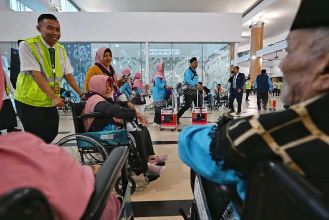 
					Tiga Menteri Lepas Keberangkatan Kloter Pertama Haji 2026 di Soetta