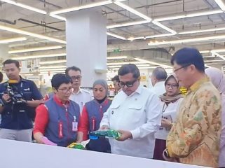 FOTO: Jelang Wajib Halal 2026, BPJPH Sidak Ritel di Gandaria City