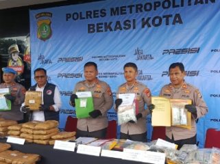 FOTO: Jajaran Kepolisian Metro Bekasi mencatat 80 kasus peredaran narkotika dan obat keras tanpa izin selama periode Januari hingga April 2026.
