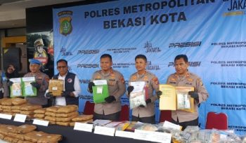 FOTO: Jajaran Kepolisian Metro Bekasi mencatat 80 kasus peredaran narkotika dan obat keras tanpa izin selama periode Januari hingga April 2026.
