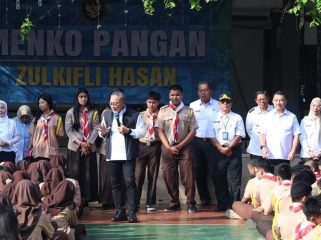 FOTO: Menteri Koordinator Bidang Pangan, Zulkifli Hasan, melakukan sosialisasi program nasional di SMAN 5 Kota Bekasi