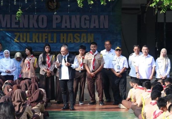 
					FOTO: Menteri Koordinator Bidang Pangan, Zulkifli Hasan, melakukan sosialisasi program nasional di SMAN 5 Kota Bekasi