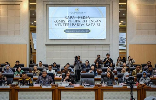 
					Kemenpar Siapkan Strategi Jaga Target Pariwisata 2026