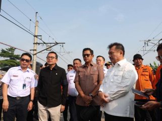 FOTO: Anggota Komisi V DPR dari Fraksi PKB, Sudjatmiko tinjau lokasi pembangunan flyover dan penataan perlintasan sebidang