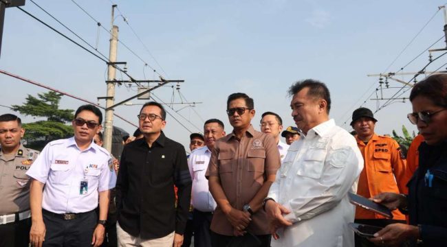 FOTO: Anggota Komisi V DPR dari Fraksi PKB, Sudjatmiko tinjau lokasi pembangunan flyover dan penataan perlintasan sebidang